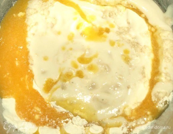 В просеянную муку добавить сливочное масло (предварительно растопить), яйца, молоко с дрожжами и замесить тесто (муки может понадобиться больше или меньше, поэтому муку надо вводить постепенно). 