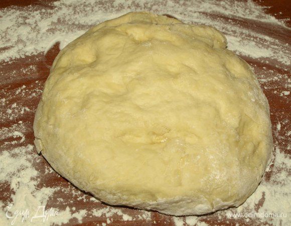 Когда тесто подойдет, его надо примять и оставить еще на 20 минут. 