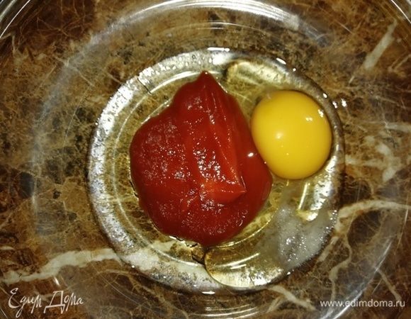 Готовим пасту. В миску выкладываем томатную пасту, яйцо, подсолнечное масло, соль.