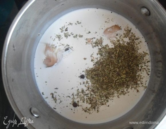 Приготовим ароматную заливку для гратена. В кастрюльке смешать сливки, молоко, раздавленный чеснок вместе с кожурой, душистый перец и мускатный орех. Дать закипеть, отставить в сторонку, чтобы настоялась. 