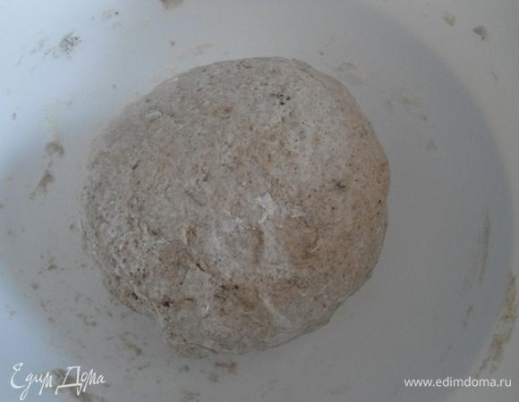 Соедините в миске все ингредиенты для теста с подошедшей закваской. Если месите, как я, вручную, припылите стол мукой и месите около 5–7 минут. Оставьте на 30 минут. 