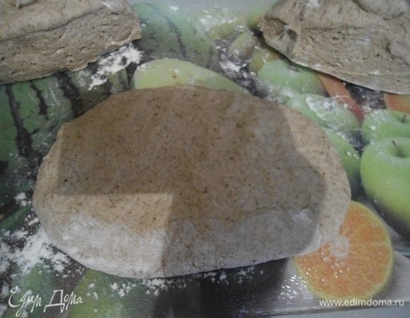 Разделите тесто на припыленном мукой столе на 3 части. 