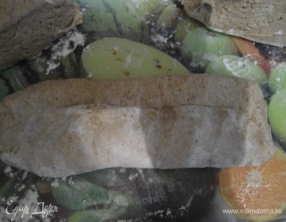 Сформируйте 3 багета. Сначала расплющите тесто в лепешку, потом защипните каждый край вовнутрь, прижав пальцами, а потом скатайте удлиненные багеты. 