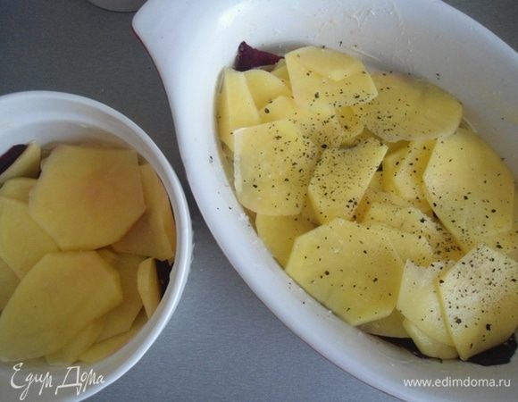 Формочки (или одну большую) смазать сливочным маслом и слоями выкладывать свеклу и картофель. Каждый слой солить и перчить по вкусу.