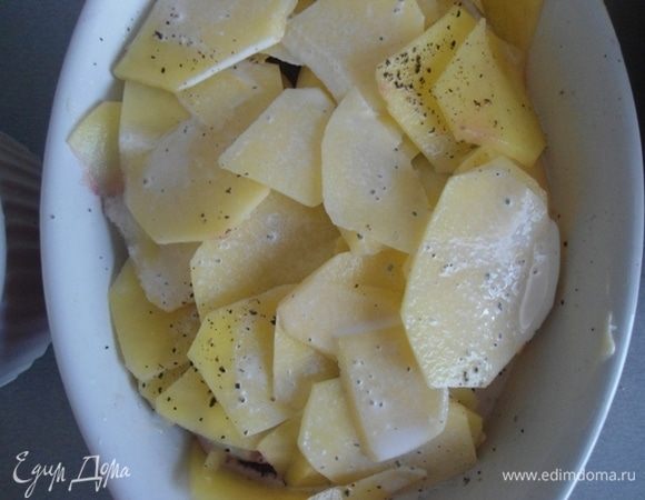 Заливку процедить и залить ею гратен.