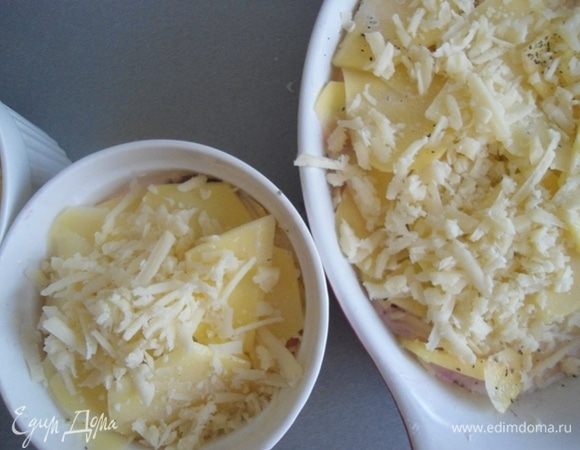 Сверху посыпать тертым сыром. Поставить в разогретую до 190–200°С духовку на 45 минут. 