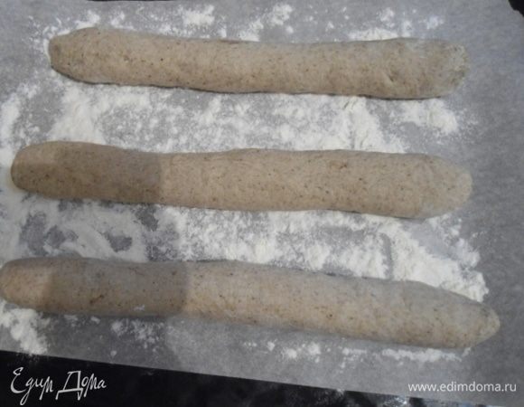 Подготовленные багеты выложить на пергамент или силиконовый коврик и поставить в теплое место (я ставлю в подогретую до 30°С духовку) на 3–4 часа. За это время они должны хорошо увеличиться в объеме.