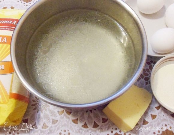 В любом доме найдутся все составляющие для этого супа — яйца, манка и сыр. Редкий случай, когда для супа не нужны овощи. В кастрюлю налить 1 л. говяжьего бульона и довести до кипения.