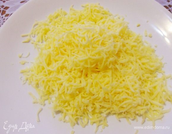Натереть твердый сыр (в оригинале — пармезан).