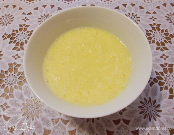 Соединить сыр с яйцами.