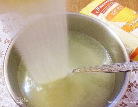 В кипящий бульон при помешивании всыпать манную крупу ТМ «Националь», посолить, поперчить. Варить около 2–3 минут. Я добавила еще щепотку мускатного ореха.