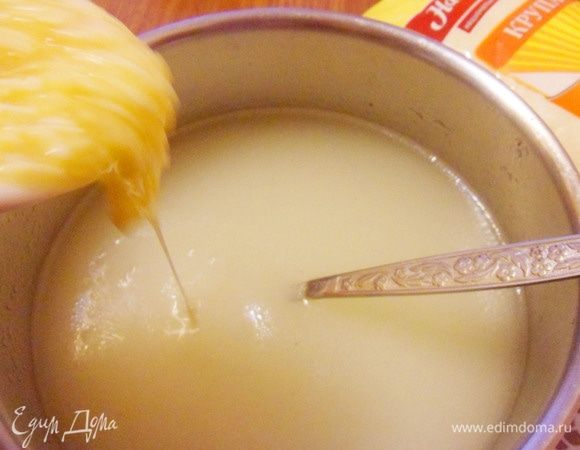 При активном помешивании постепенно струйкой влить яйца с сыром. Варить еще 3 минуты.