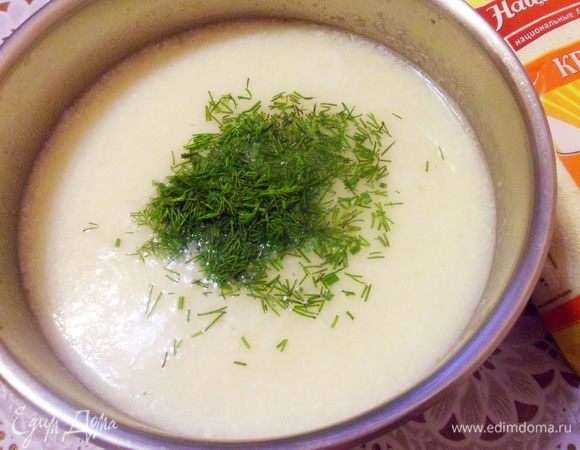 Добавить зелень. Выключить огонь. Накрыть крышкой. 