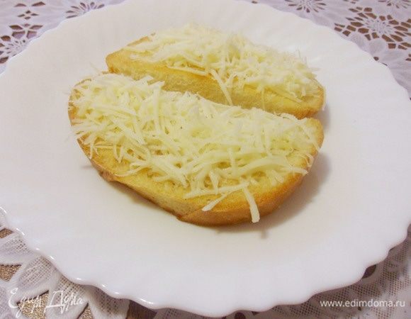 В страчателле сыра совсем немного, поэтому я еще приготовила сырные тосты (хлеб подсушила в тостере и посыпала натертым сыром).