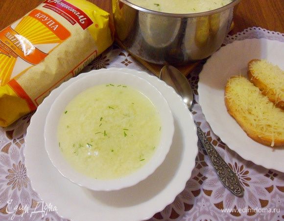 Этот итальянский яичный суп не нужно варить с запасом, он вкусен свежий, только что приготовленный. Мне больше понравился этот суп в теплом виде, так полнее раскрывается его вкус. Подавать страчателлу с сырными тостами.