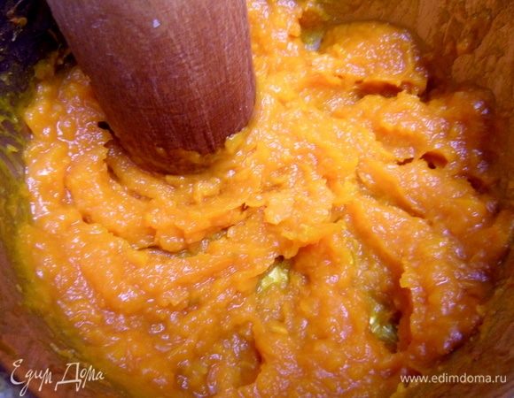 Сварить кусочки тыквы в воде и растолочь в пюре любым способом.