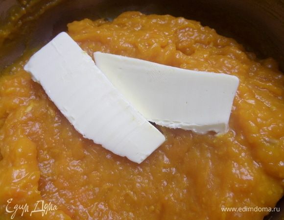 Немного остудить и положить сливочное масло.