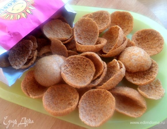 Эту закуску можно подать на соленых крекерах или на поджаренных квадратиках ржаного хлеба. А вот такие ржаные сухарики будут идеальной основой: не размокают, хорошо держат начинку, удобно брать и кушать.