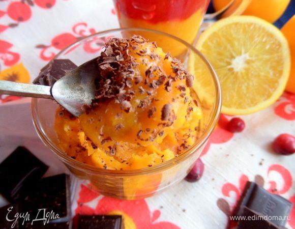 Украсить шоколадом сверху. Или посыпать щепоткой корицы.