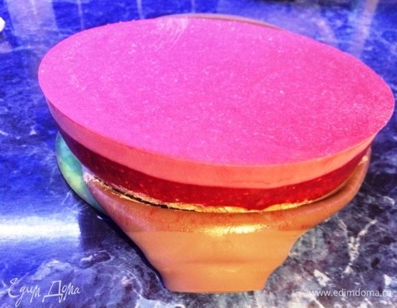 Вот так выглядит начинка торта после полной заморозки — практически одна малина.