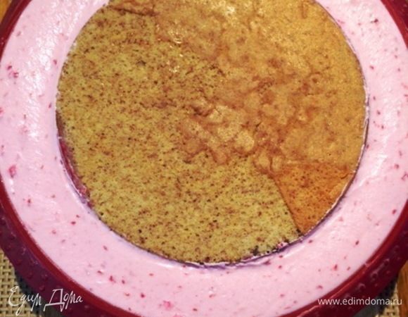 Сборка торта, как и сборка пирожного, аналогична: в форму наливаем малиновый мусс на 2/3 формы. Вкладываем начинку из малинового конфи, креме и бисквита. Отправляем форму с тортом/пирожными в морозилку и замораживаем.