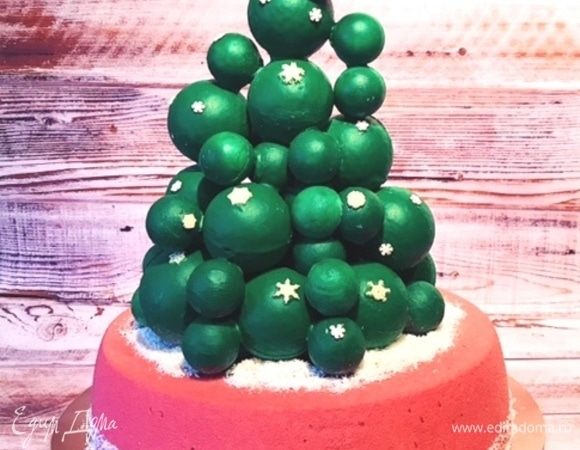 Это мой малиновый торт, а сверху на нем красуется рождественская елка из шоколадных шаров. Этот декор требует тоже определенных навыков и специальных поликарбонатных форм для шоколада.
