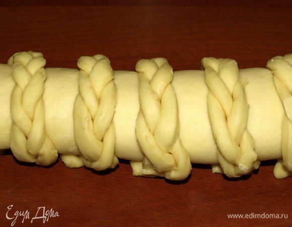 Аккуратно сворачиваем рулет. Лишнее убираем. 