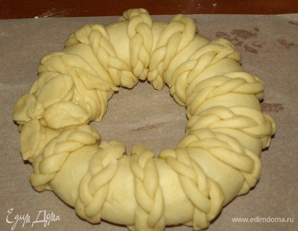 Соединяем края. Стык краев прячем под украшением. И оставляем на 30 минут на расслойку. 