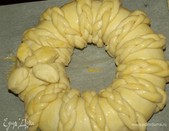 Взбить один желток с молоком. Когда рулет увеличится в размере, смазываем яичным желтком с молоком и отправляем в заранее разогретую до 180°С духовку на 35–40 минут. Тесто очень воздушное и пропекается быстро.