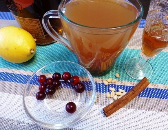 Подготовим продукты для напитка. Сироп у меня из молодых сосновых шишек.  
Саму идею я взяла у бармена Петра Барышникова, немного изменила состав, но название оставляю его. Мне оно очень понравилось)) 