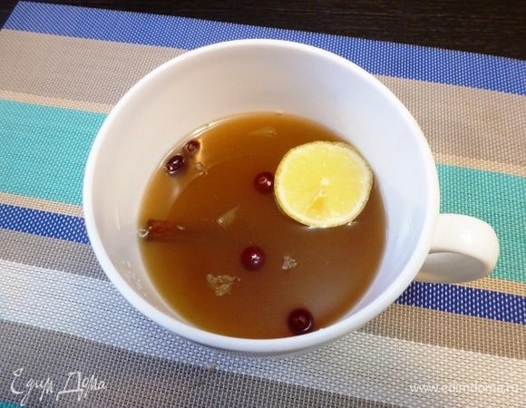 Соединим все ингредиенты вместе, кроме мороженого и кедровых орешков, и прогреем минут 5–7, не доводя до кипения. 