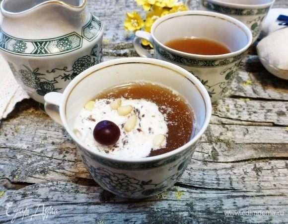 Немного остудить, процедить через ситечко и разлить по чашкам или бокалам. Сверху выложить по ложке хорошего мороженого (у меня с шоколадной крошкой). Для украшения добавить по 1–2 клюквины и немного кедровых орешков в чашку. И сразу подавать к столу!