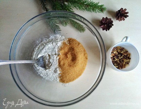 Добавим часть тростникового сахара (130 г), разрыхлитель, соду, соль.