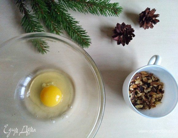 В другую миску вбиваем яйцо.