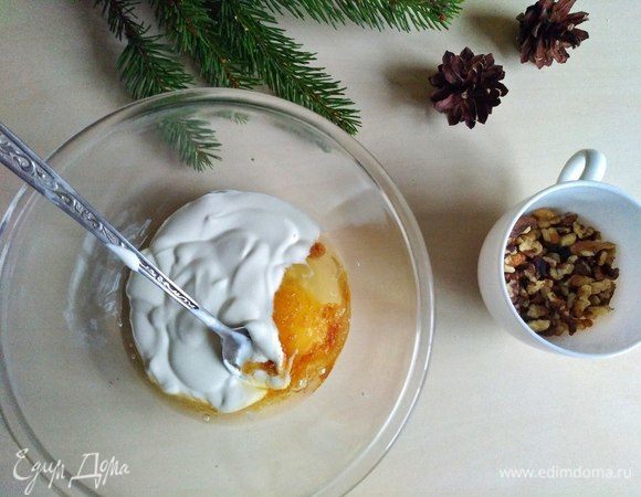 Добавляем оставшийся сахар, сметану, перемешиваем.