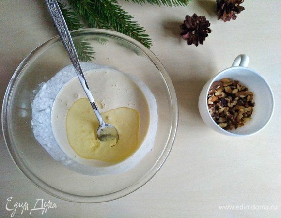 Добавляем растительное масло. Взбиваем венчиком.