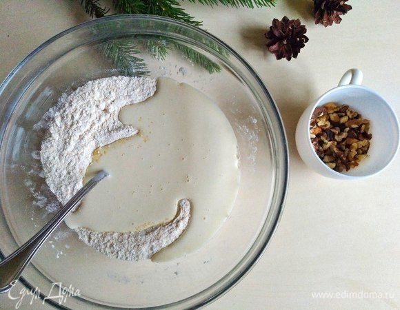 Соединяем с сухими ингредиентами. Вымешиваем.