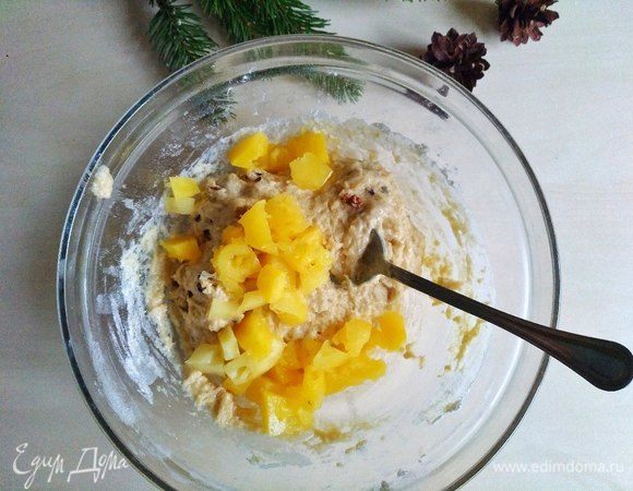 Затем — кусочки консервированных ананасов.