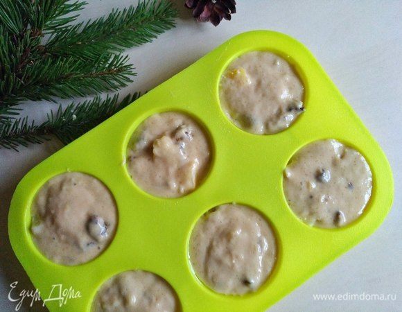 Выкладываем тесто в форму для кексов. Из указанного количества ингредиентов получается 12 маффинов. 