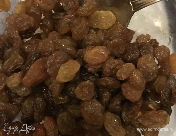 Разогрейте духовку до 220°С. Изюм залейте коньяком, отставьте. 