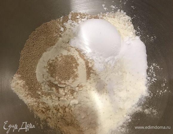 В чаше комбайна смешайте муку, дрожжи, сахарную пудру, соль.  