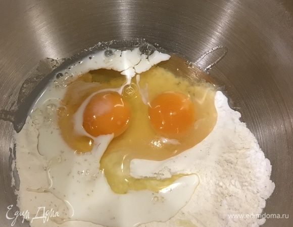 Добавьте яйца, молоко и все перемешайте.