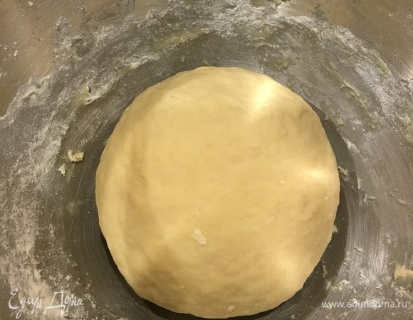 Когда тесто почти перестанет липнуть к рукам, скатайте его в шар, накройте пленкой и уберите в теплое место на 40 мин., чтобы тесто подошло.