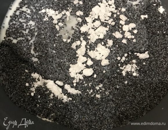 Мак соедините в сотейнике с сахарной пудрой и молоком. Прогрейте на медленном огне 5–7 минут.