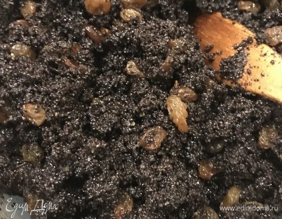 Изюм выложите на бумажное полотенце, чтобы ушла лишняя жидкость. Соедините мак, изюм, цедру лимона и сливочное масло. 