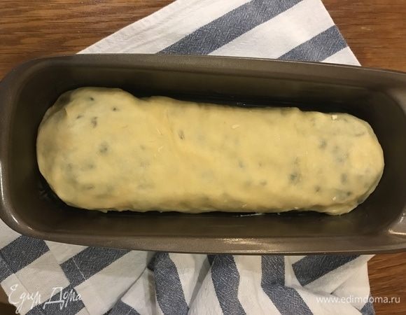 Выложите кекс в смазанную сливочным маслом форму, накройте пленкой и уберите опять в тепло на 40 мин.