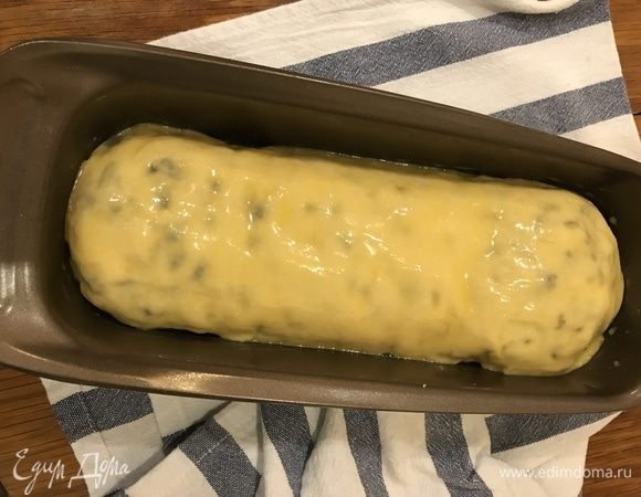 Смажьте взбитым яйцом.