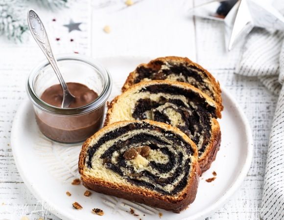 Поставьте в духовку и сразу уменьшите до 180°С. Выпекайте 40 минут, если шапочка подрумянится раньше, накройте ее фольгой. Дайте кексу остыть и подавайте. Приятного аппетита!