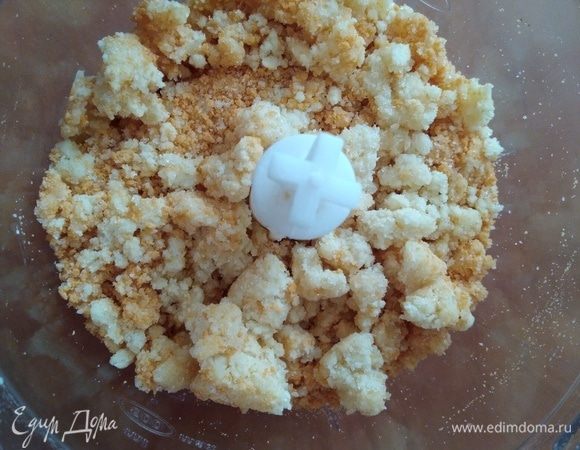 Муку порубить в крошку с охлажденным нарезанным кубиками сливочным маслом (1 чайную ложку оставить), сахаром, солью. Я взбивала в комбайне с насадкой нож. Добавить сухари панировочные и разрыхлитель. Взбить еще раз. 