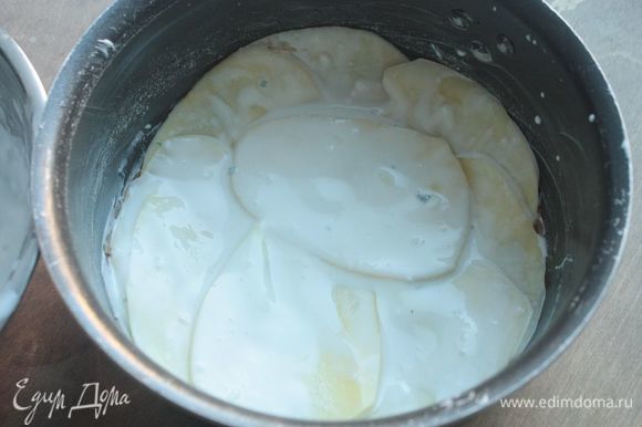 Обильно смажьте форму сливочный маслом (я дополнительно прокладываю дно бумагой для выпечки, чтобы пирог легче вынимался). Каждый кусочек картофеля обмакните в «сырный маринад» и выложите картофелем форму.
